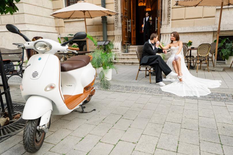 eskuvoi-fotozas-operahaz-motorral Esküvő szertartás fotó fák alatt a szertartás