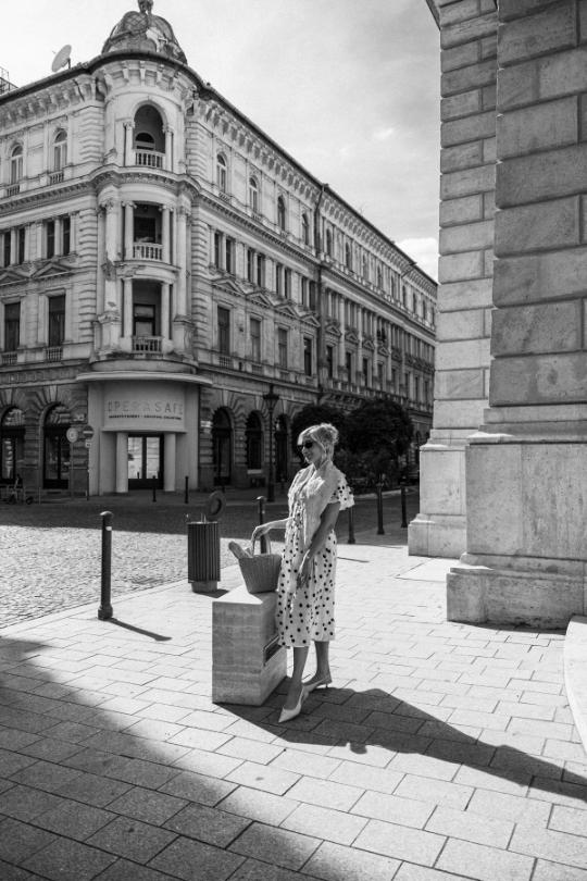 Margit szigeten rózsák között csókolózik  a pár
