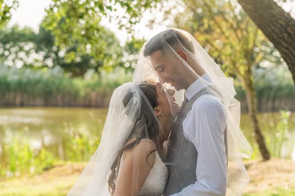 Móni és Gyuri  kreatív fotózása lábak az asztalon