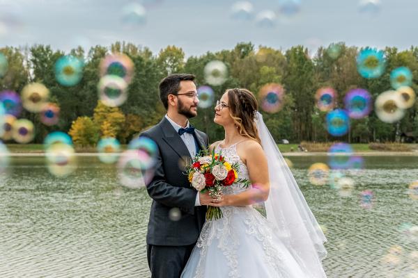 Ramóna és Márk egy mezőn áll és öleli egymást