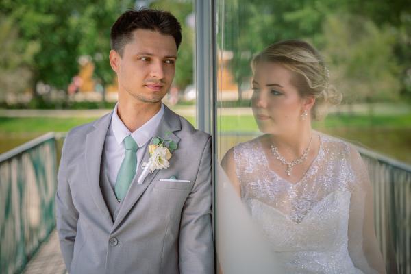 Móni és Gyuri  kreatív fotózása lábak az asztalon
