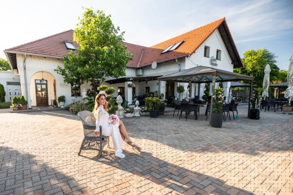 menyasszony-eskuvoi-fotozas-terasz-udvar Ramóna és Márk egy mezőn áll és öleli egymást